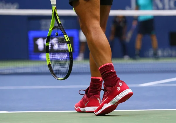 Rafael Nadal, champion du Grand Chelem d'Espagne, porte des chaussures de tennis Nike personnalisées lors du match final de l'US Open 2017 — Photo