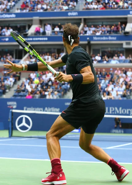 Campeão do Grand Slam Rafael Nadal da Espanha em ação durante sua partida final do US Open 2017 — Fotografia de Stock