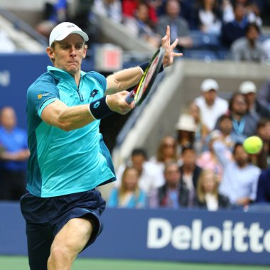 Bize açık 2017 finalist Kevin Andersen Güney Afrika'nın onun bize açık 2017 final maçı sırasında eylem