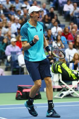 Bize açık 2017 finalist Kevin Andersen Güney Afrika'nın onun bize açık 2017 final maçı sırasında eylem