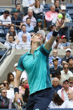 Bize açık 2017 finalist Kevin Andersen Güney Afrika'nın onun bize açık 2017 final maçı sırasında eylem