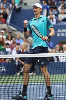 Bize açık 2017 finalist Kevin Andersen Güney Afrika'nın onun bize açık 2017 final maçı sırasında eylem