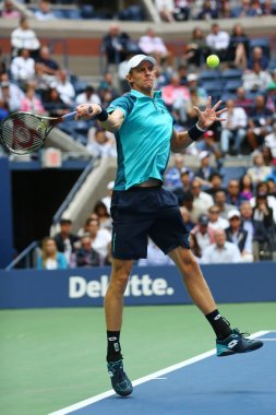 Bize açık 2017 finalist Kevin Andersen Güney Afrika'nın onun bize açık 2017 final maçı sırasında eylem