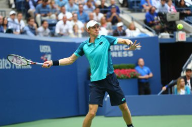 Bize açık 2017 finalist Kevin Andersen Güney Afrika'nın onun bize açık 2017 final maçı sırasında eylem