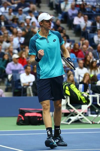 Le finaliste de l'US Open 2017 Kevin Andersen d'Afrique du Sud en action lors de son match final de l'US Open 2017 — Photo