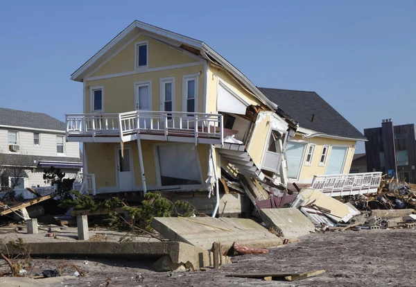 Förstörde Strandhus i efterdyningarna av orkanen Sandy i långt Rockaway, New York — Stockfoto