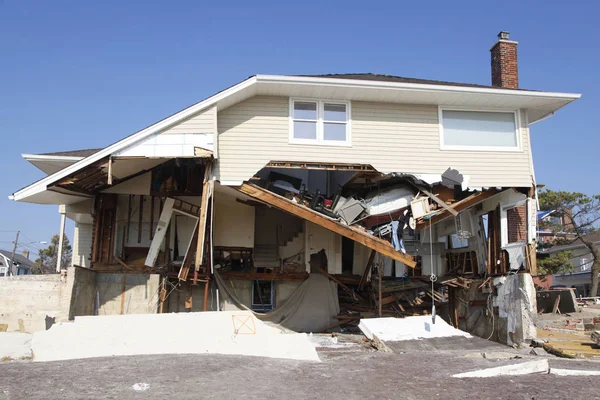 Zerstörtes Strandhaus nach Hurrikan sandig in weiter Ferne, New York — Stockfoto