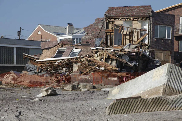 Уничтоженный пляжный домик после урагана Сэнди в Фар-Рокуэй, Нью-Йорк — стоковое фото