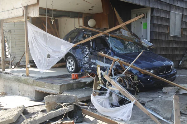 Destroyed luxury car in the aftermath of Hurricane Sandy in Far Rockaway, New York — Stock Photo, Image