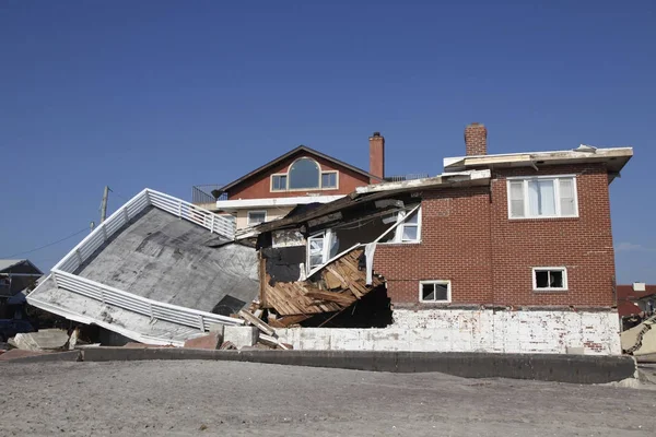 Destroyed beach house in the aftermath of Hurricane Sandy in Far Rockaway, New York — Stock Photo, Image