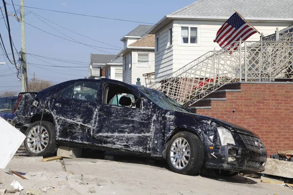 これまでロックアウェイ、ニューヨークでハリケーン「サンディの余波で高級車を破壊 — ストック写真