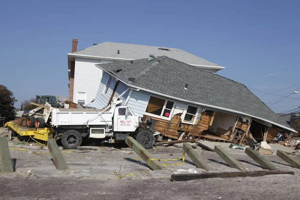 Zerstörtes Strandhaus nach Hurrikan sandig in weiter Ferne, New York — Stockfoto