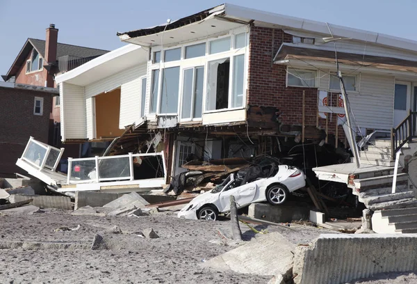 Destroyed beach house in the aftermath of Hurricane Sandy in Far Rockaway, New York — Stock Photo, Image