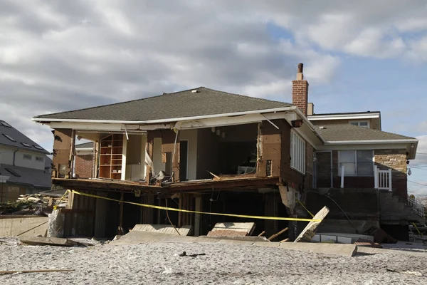 Zerstörtes Strandhaus nach Hurrikan sandig in weiter Ferne, New York. — Stockfoto