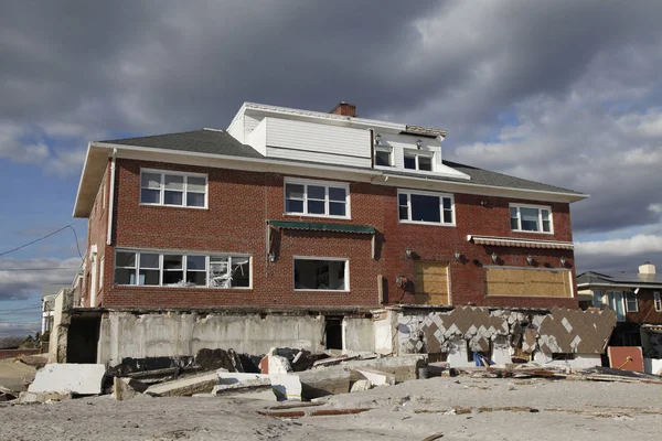 Strandvilla vernietigd in de nasleep van orkaan Sandy in Far Rockaway, New York. — Stockfoto