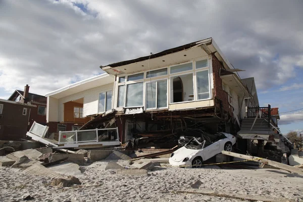 Zerstörtes Strandhaus nach Hurrikan sandig in weiter Ferne, New York. — Stockfoto