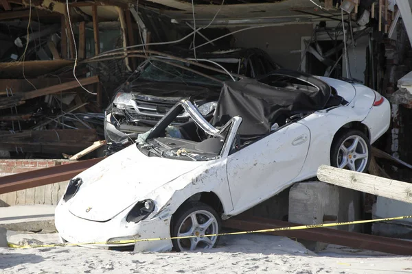 Détruite voiture de luxe à la suite de l'ouragan Sandy à Far Rockaway, New York — Photo