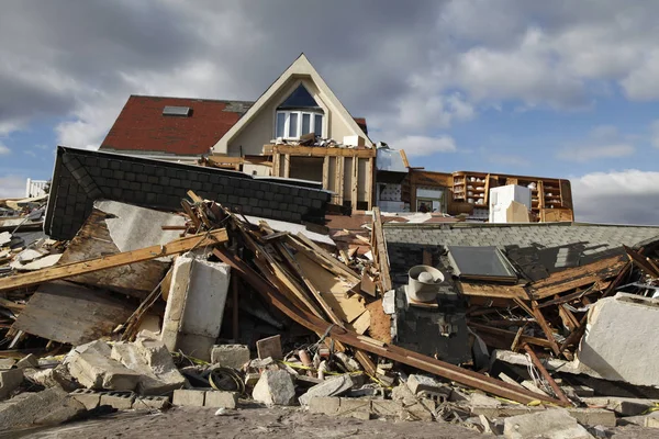 Знищено пляжі будинку в ліквідації наслідків урагану Сенді в далеко велика, Нью-Йорк. — стокове фото