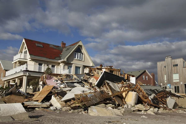 Strandvilla vernietigd in de nasleep van orkaan Sandy in Far Rockaway, New York. — Stockfoto