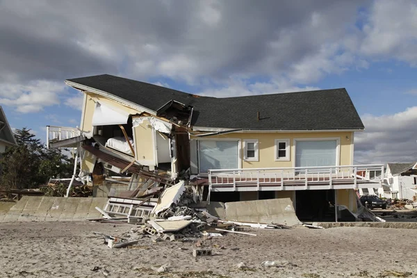 Strandvilla vernietigd in de nasleep van orkaan Sandy in Far Rockaway, New York. — Stockfoto