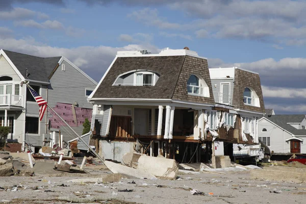 Destroyed beach house in the aftermath of Hurricane Sandy in Far Rockaway, New York. — Stock Photo, Image