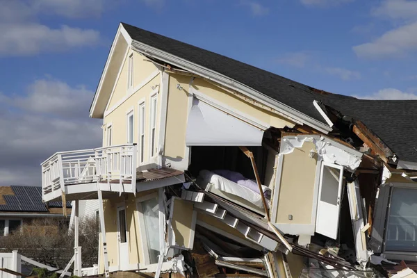 Destroyed beach house in the aftermath of Hurricane Sandy in Far Rockaway, New York. — Stock Photo, Image
