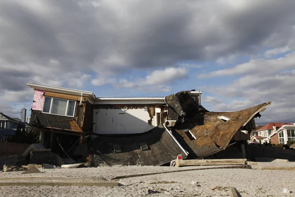 Destroyed beach house in the aftermath of Hurricane Sandy in Far Rockaway, New York. — Stock Photo, Image