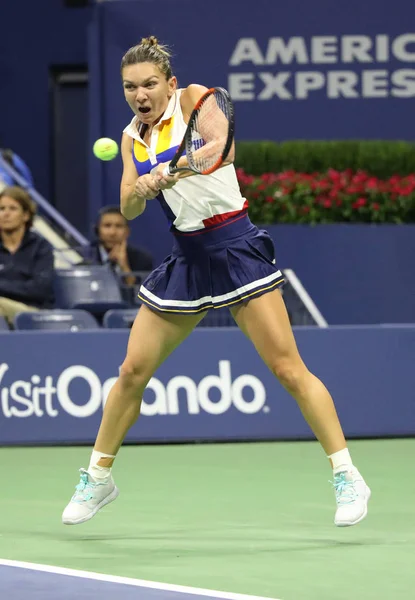 La tenista profesional Simona Halep de Rumania en acción durante su partido de primera ronda US Open 2017 —  Fotos de Stock