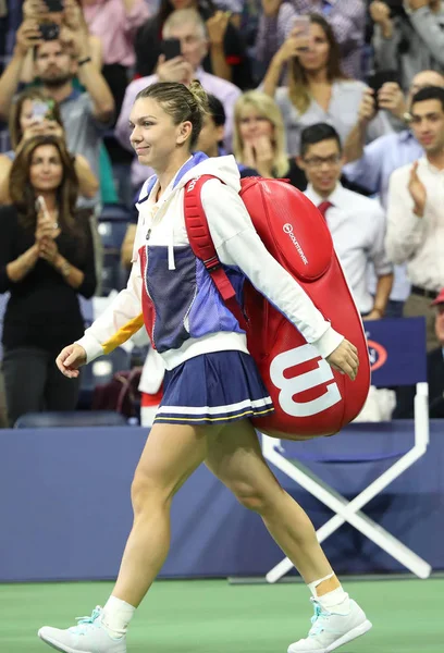 Επαγγελματίας παίκτης του τένις Simona Halep της Ρουμανίας εισέρχεται Arthur Ashe Stadium, πριν από την πρώτη στρογγυλή αντιστοιχία του της μας ανοιχτά 2017 — Φωτογραφία Αρχείου