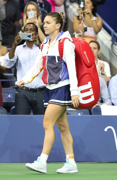 Tennisprofi Simona Halep aus Rumänien betritt vor ihrem Erstrunden-Match 2017 das Arthur-Ashe-Stadium — Stockfoto