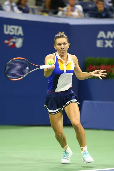 Jogadora profissional de tênis Simona Halep da Romênia em ação durante seu primeiro jogo do US Open 2017 — Fotografia de Stock