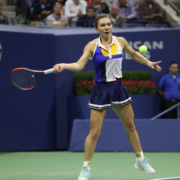 Profesionální tenistka Simona Halepová Rumunska v akci během její nás Open 2017 v prvním kole zápasu — Stock fotografie