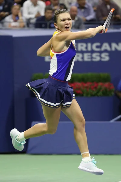 Tennisprofi Simona Halep aus Rumänien in Aktion bei ihrem Erstrunden-Match bei den US Open 2017 — Stockfoto