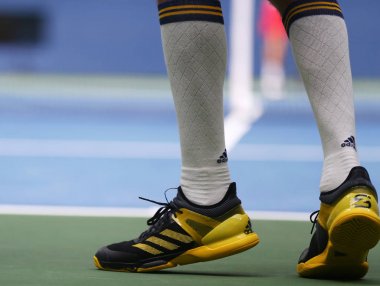 Profesyonel tenis oyuncusu Alexander Zverev Almanya'nın özel Adidas Tenis ayakkabı giymiyor