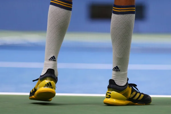 Επαγγελματίας παίκτης του τένις Αλέξανδρος Αλμπιρέξ της Γερμανίας φοράει προσαρμοσμένη Adidas παπούτσια τένις — Φωτογραφία Αρχείου