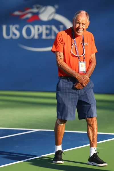 El entrenador de tenis estadounidense Nick Bollettieri asiste a la práctica de Maria Sharapova para el US Open 2017 —  Fotos de Stock