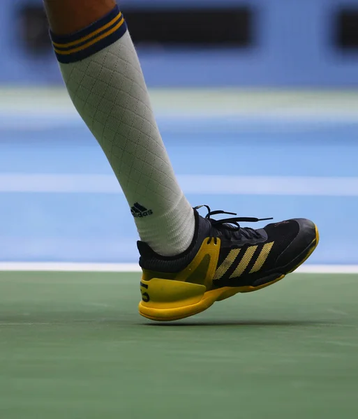 Профессиональный теннисист Александр Зверев из Германии носит традиционные теннисные туфли Adidas — стоковое фото