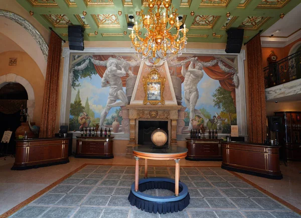 Interiors and tasting room at the Del Dotto Estate Winery & Caves in Napa Valley. — Stock Photo, Image