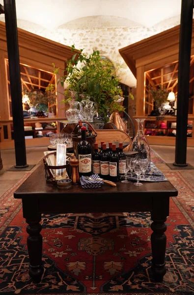 Любители вина пробуют вино в дегустационном зале отеля Inglenook, историческая винодельня долины Напа в долине Напа . — стоковое фото