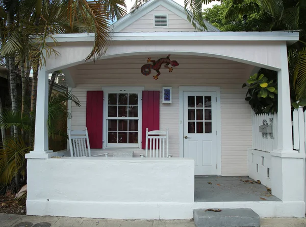 O bungalow clássico na cidade de Key West, Flórida — Fotografia de Stock