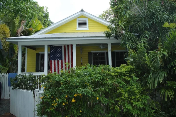 De klassieke bungalow in stad van Key West, Florida — Stockfoto