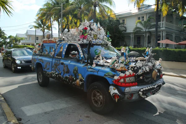 Auto dekoriert mit Muscheln in Schlüssel Westen, Florida — Stockfoto