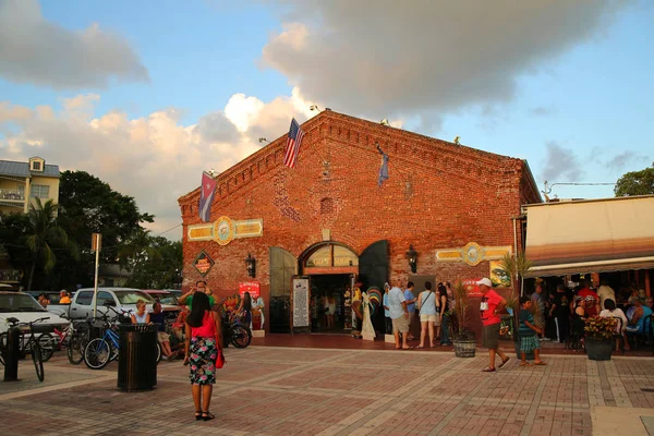 Touristen auf dem Mallory Square während der "Sonnenuntergangsfeier"" — Stockfoto