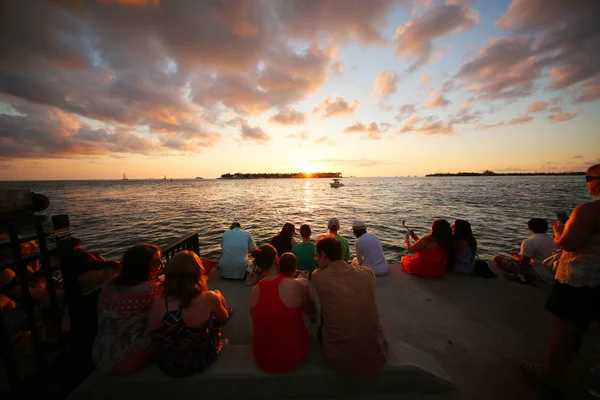 Turistas na Praça Mallory durante a "Celebração do pôr do sol " — Fotografia de Stock