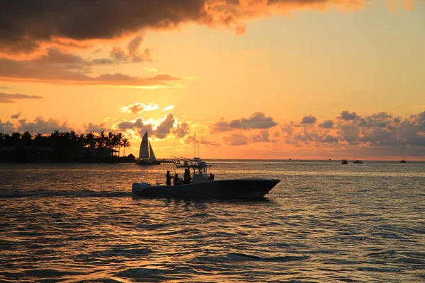 Les touristes profitent d'une promenade en bateau pendant le coucher du soleil à Key West — Photo