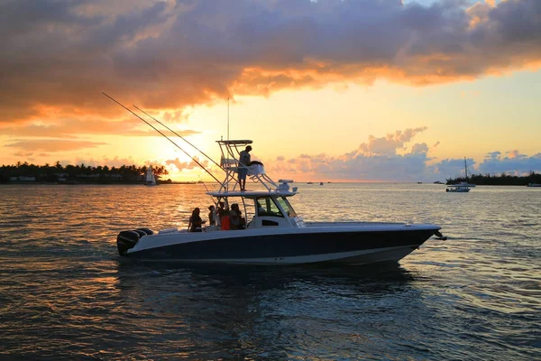 Touristen genießen Bootsfahrt bei Sonnenuntergang in Key West — Stockfoto