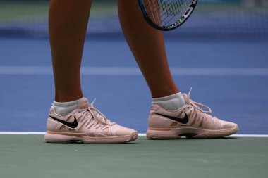 Beş kez Grand Slam şampiyonu Maria Sharapova Rusya Federasyonu'nun özel Nike tenis ayakkabıları 2017 bize açık sırasında giyer