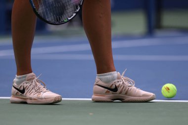 Beş kez Grand Slam şampiyonu Maria Sharapova Rusya Federasyonu'nun özel Nike tenis ayakkabıları 2017 bize açık sırasında giyer
