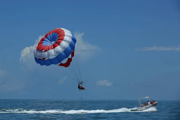 Parachutisme dans un ciel bleu à Key West — Photo