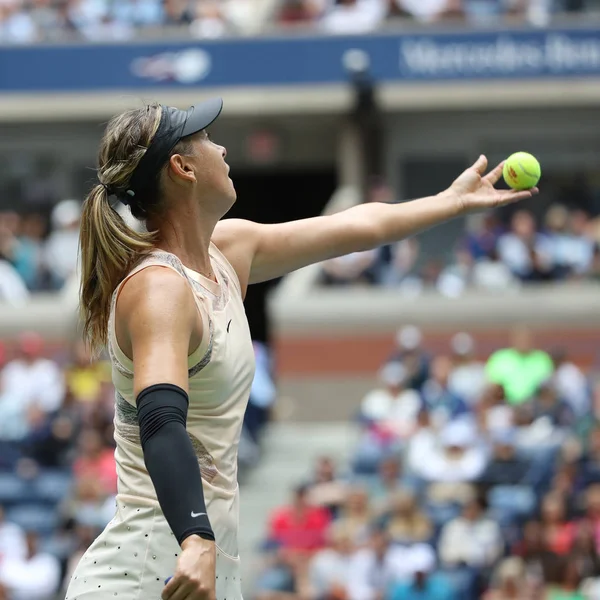 Cinco veces campeona del Grand Slam Maria Sharapova de Rusia en acción durante su partido de la ronda 4 del US Open 2017 — Foto de Stock